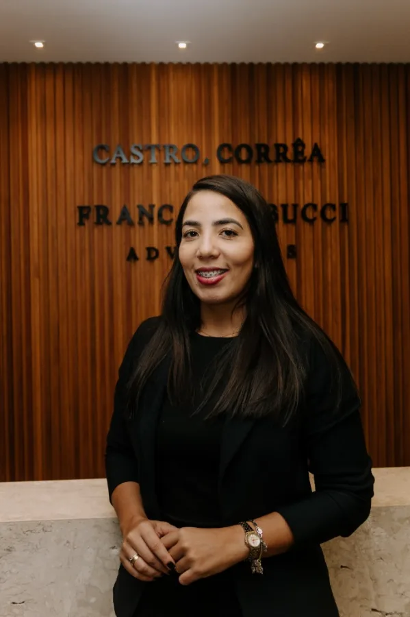 Bruna, advogada do escritório Franca & Cobucci